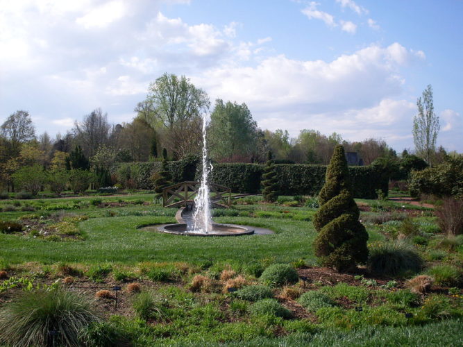 1200px-Fountain,_Daniel_Stowe_Botanical_Garden,_North_Carolina